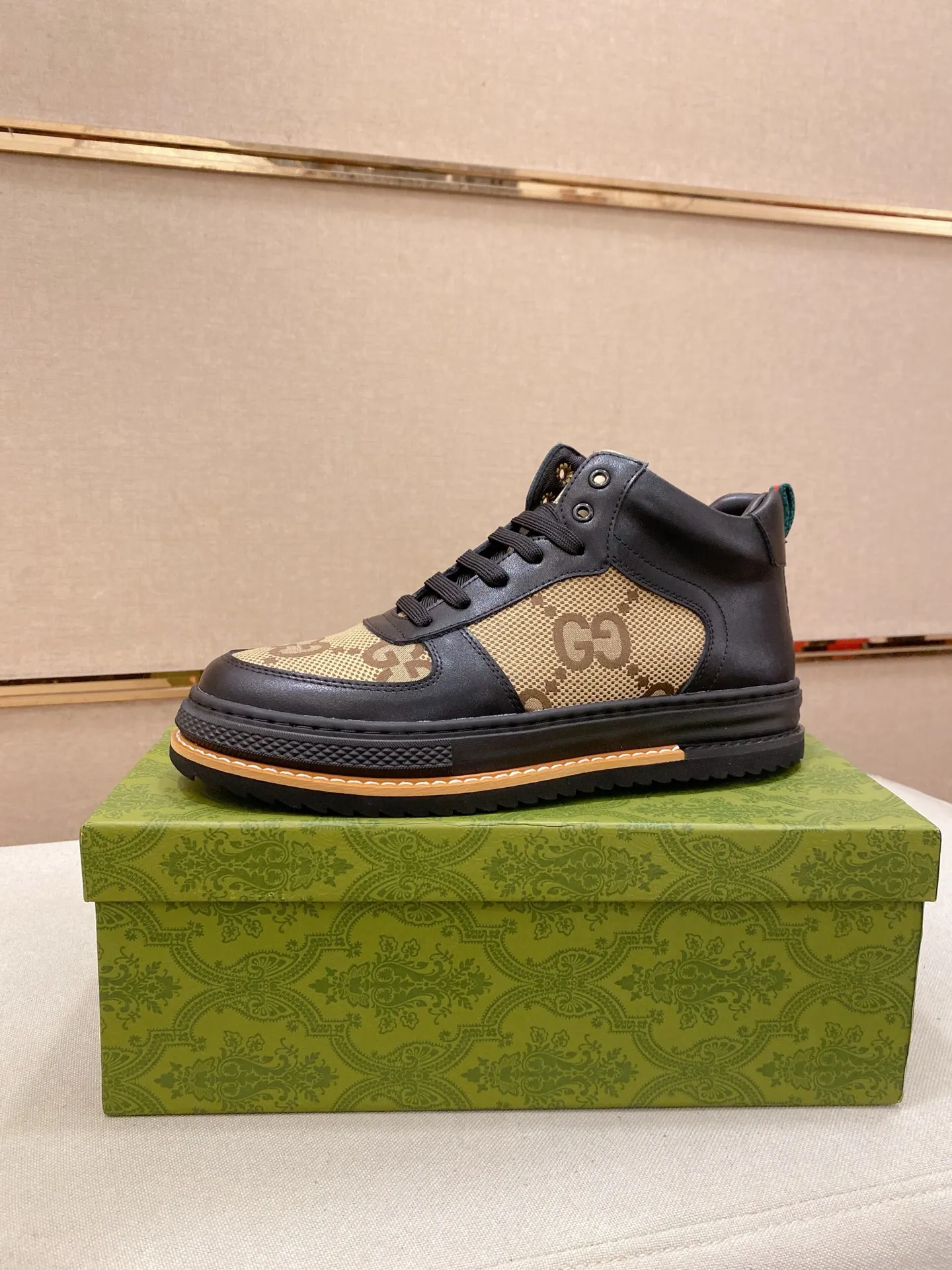 Factory price: 420💰 (GUCCI) The latest model from the official website🎁🎁Casual and fashionable men's shoes👟, hot style💥The version is simple and elegant, exclusive for trendy men. The unique latest brand elements from the official website👑Original Gucci decoration, fashionable and generous, the fabric is original cowhide ✅Mesh breathable lining, the official website specifies wear-resistant casual outsole, the classic model is taken in kind at the counter🎬38-44 (can be customized for 45 non-refundable)